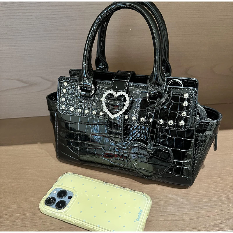 Damenhandtasche mit Krokodilprägung, Y2k Mädchen Exquisite Umhängetasche, Einfarbige Vielseitige Tragetasche mit Herz-Dekor – Detail 8