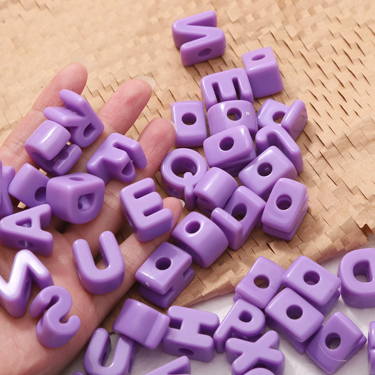 20 Stück Lila Acryl-Perlen mit Großer Öffnung, DIY-Buchstabenperlen für Halsketten, Armbänder, Handyketten, Taschenanhänger, Schmuckzubehör – Detail 1