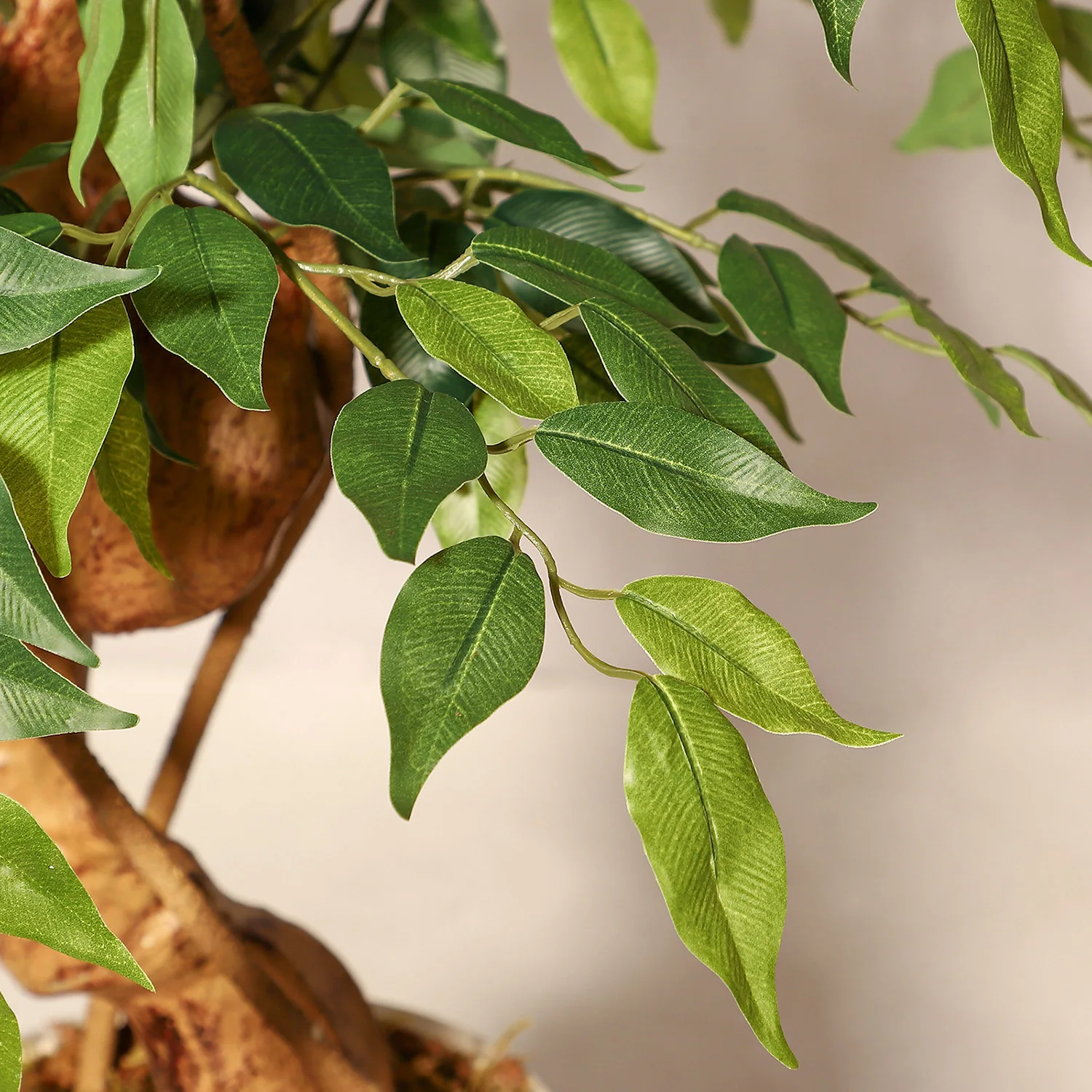 Realistischer künstlicher Ficusbaum mit gebogenem Stamm, lebensechte Kunstseidenpflanze im weißen Topf, dekoratives Innengrün für Zuhause und Büro. – Detail 9