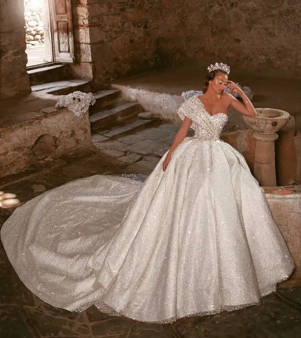فستان زفاف فاخر ثوب حفلة كتف واحد دانتيل فستان الزفاف مطرز باللؤلؤ سويب تراين مخصص فيستدوس دي نوفيا