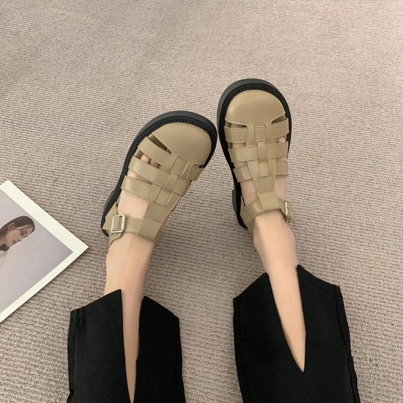 Sandały z zakrytymi palcami Retro Buty damskie Letnie obcasy Oryginalne dziewczęce Gladiator Outdoor Sports 2024 Nowe niskie płaskie PU Slides