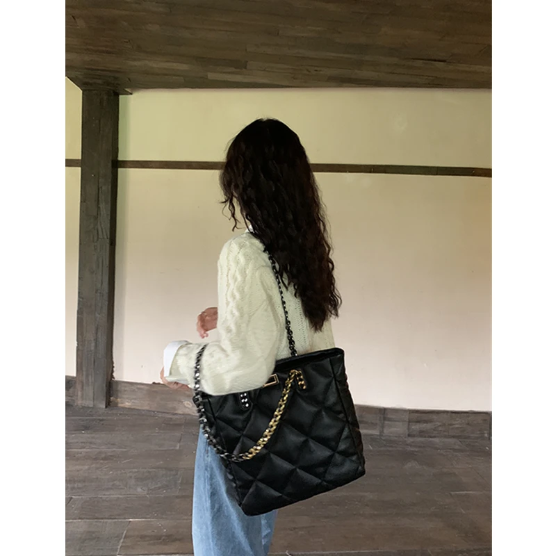 Featuring a unique and luxurious South Wind Tote Bag for Women with Large Capacity Autumn/Winter Commuting Chain Shoulder Bag