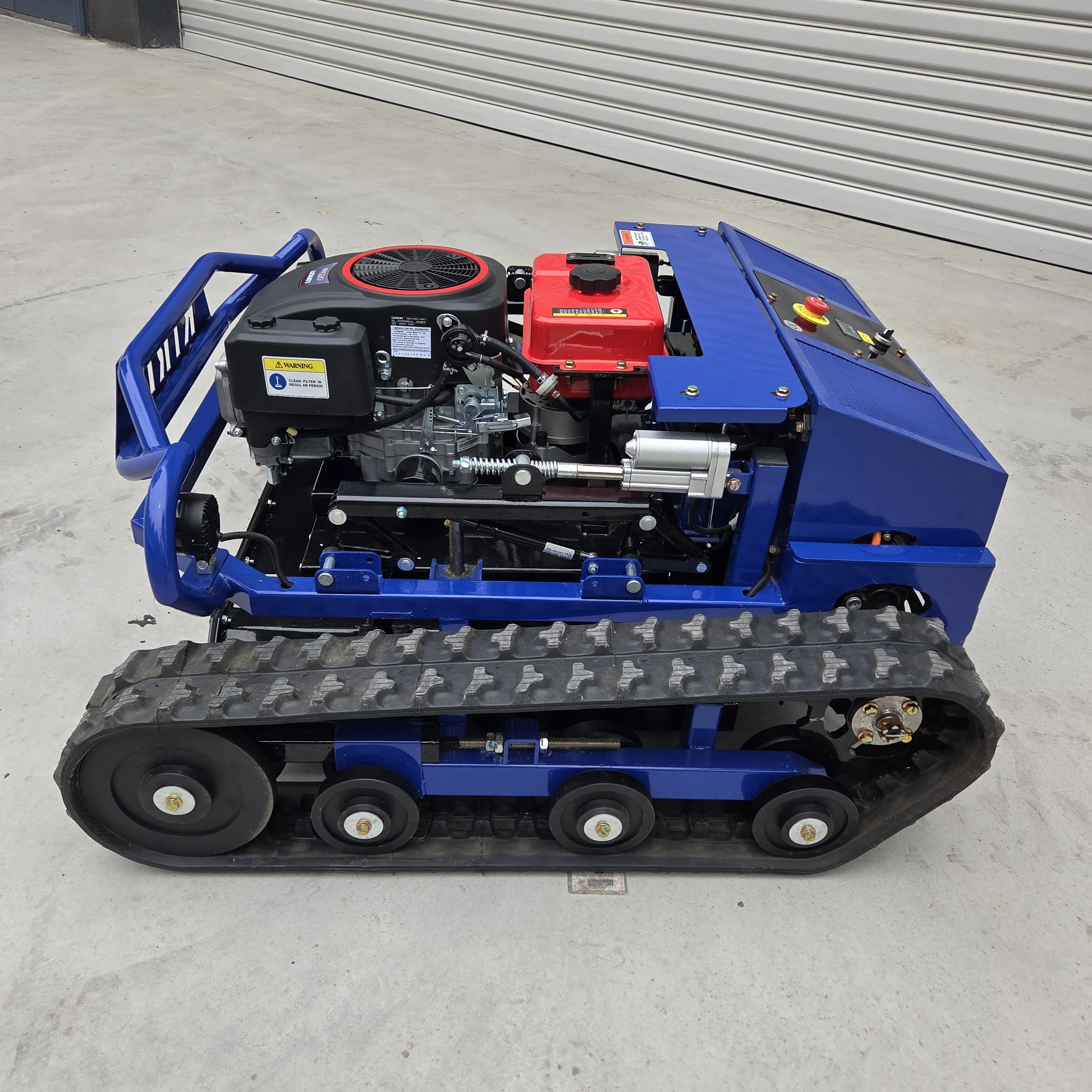 ¡Versatile y todo terreno! Cortacésped con orugas con control remoto: ¡perfecta tanto para césped casero y terrenos inclinados!