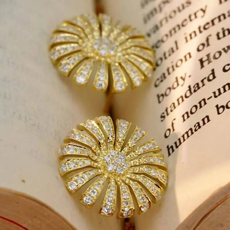 Huitan Ohrstecker für Damen mit zartem Blumendesign in Goldfarbe für Party, Verlobung, bezauberndes Accessoire, Schmuck mit glänzendem CZ