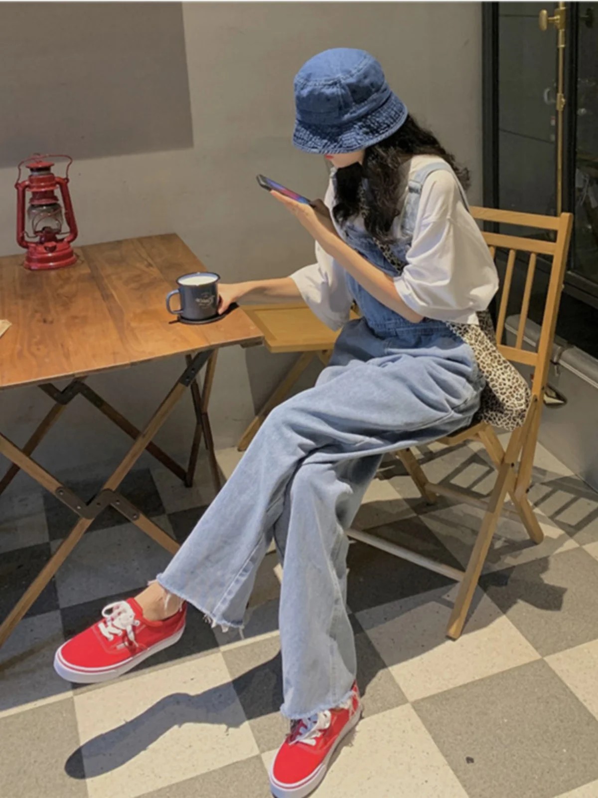 กางเกงยีนส์เอวสูงทรงหลวมสำหรับผู้หญิง ช่วยพรางหุ่น ขาตรง ปลายรุ่ย ทันสมัย ดูอ่อนวัย แบบชิ้นเดียว