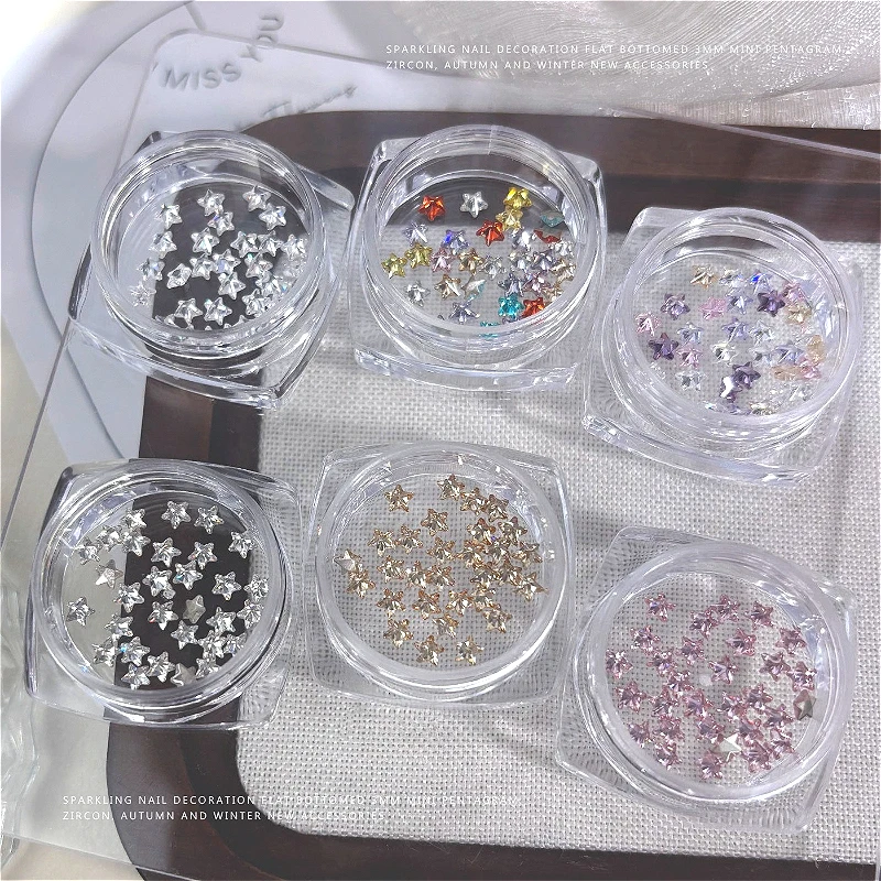 30 Pezzi Mini Stelle a Cinque Punte in Zirconia per Nail Art, 3mm, Glitter per Unghie, Strass Rossi/Verdi, Pentagramma Piatto per Decorazioni Invernali Fai-da-Te