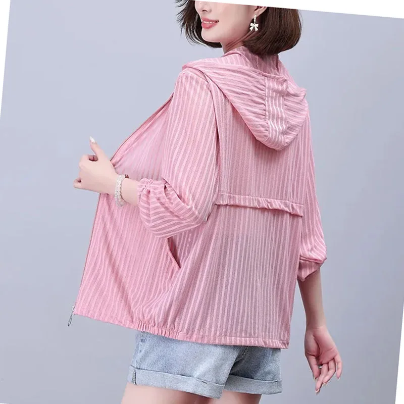 Plus Größe Sonnenschutz Kleidung Sommer Lose Mode Lässig Joker Atmungsaktive Stretch Gestreiften Mutter Mit Kapuze Mantel Frau