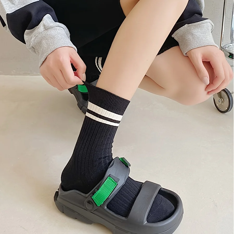 5 أزواج من الجوارب المتوسطة باللونين الأبيض والأسود، عصرية ومريحة، طراز محايد، جوارب وجوارب أنبوبية طويلة للسيدات #4