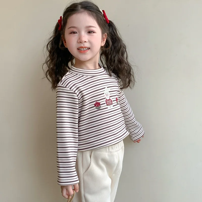 قميص بناتي مخطط ومخملي لخريف وشتاء 2025 نمط جديد للأطفال تي شيرت سميك قميص داخلي أنيق للأطفال #4