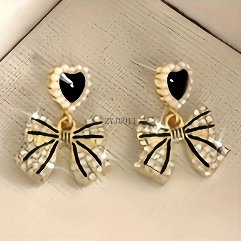 زوج واحد من الأقراط المصنوعة من اللؤلؤ المقلد من حجر الراين، والأقراط الراقية الفاخرة على الطراز الكوري، لقضاء العطلات.