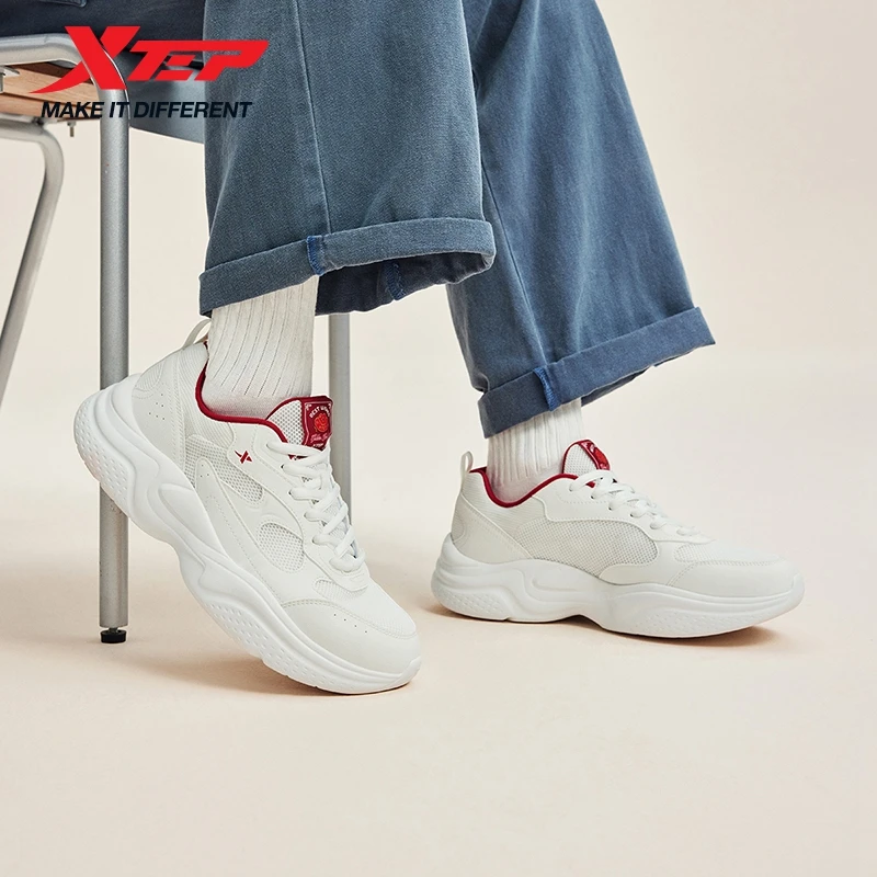 รองเท้า Xtep สำหรับผู้ชาย รองเท้ารีบาวด์น้ำหนักเบา ระบายอากาศได้ดี กันลื่น ทนทาน รองเท้าสไตล์เรโทร เพิ่มความสูง รองเท้าผ้าใบเดิน 874119320001