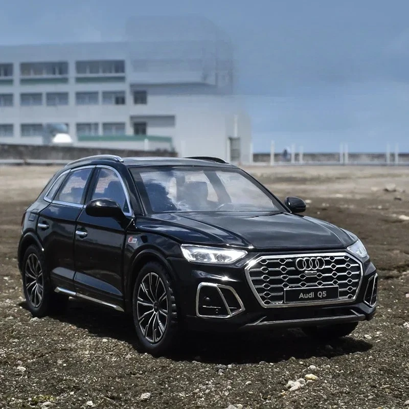 รถโมเดลโลหะผสม Q5 อัตราส่วน 1:24 ของเล่นรถจำลองโลหะ พร้อมเสียงและไฟ คุณภาพสูง เหมาะสำหรับนักสะสม