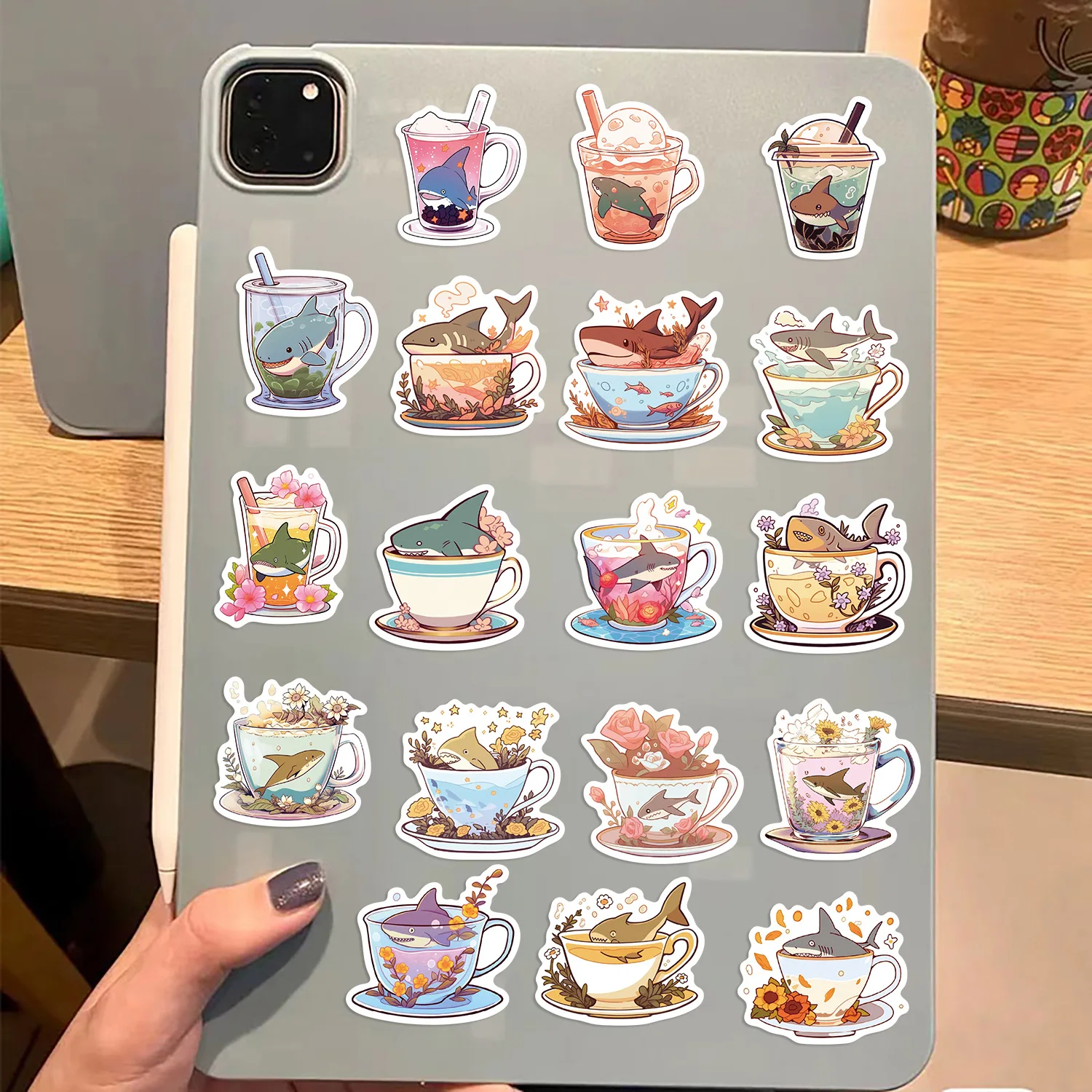 10/30/50 قطعة الكرتون لطيف نمط القرش كأس ملصقات الإبداعية الشارات البلاستيكية الاطفال لعبة هدية DIY بها بنفسك حقيبة الهاتف المحمول الثلاجة ملصق