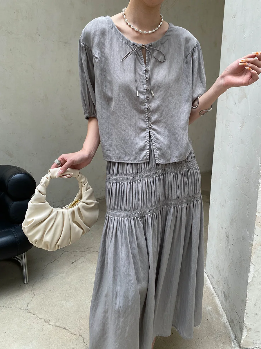 Sommerliches Damen-Set: Lässiges, einfarbiges, französisches Spitzenhemd mit kurzen Ärmeln und plissiertem, elastischem Rock mit hoher Taille – Detail 12