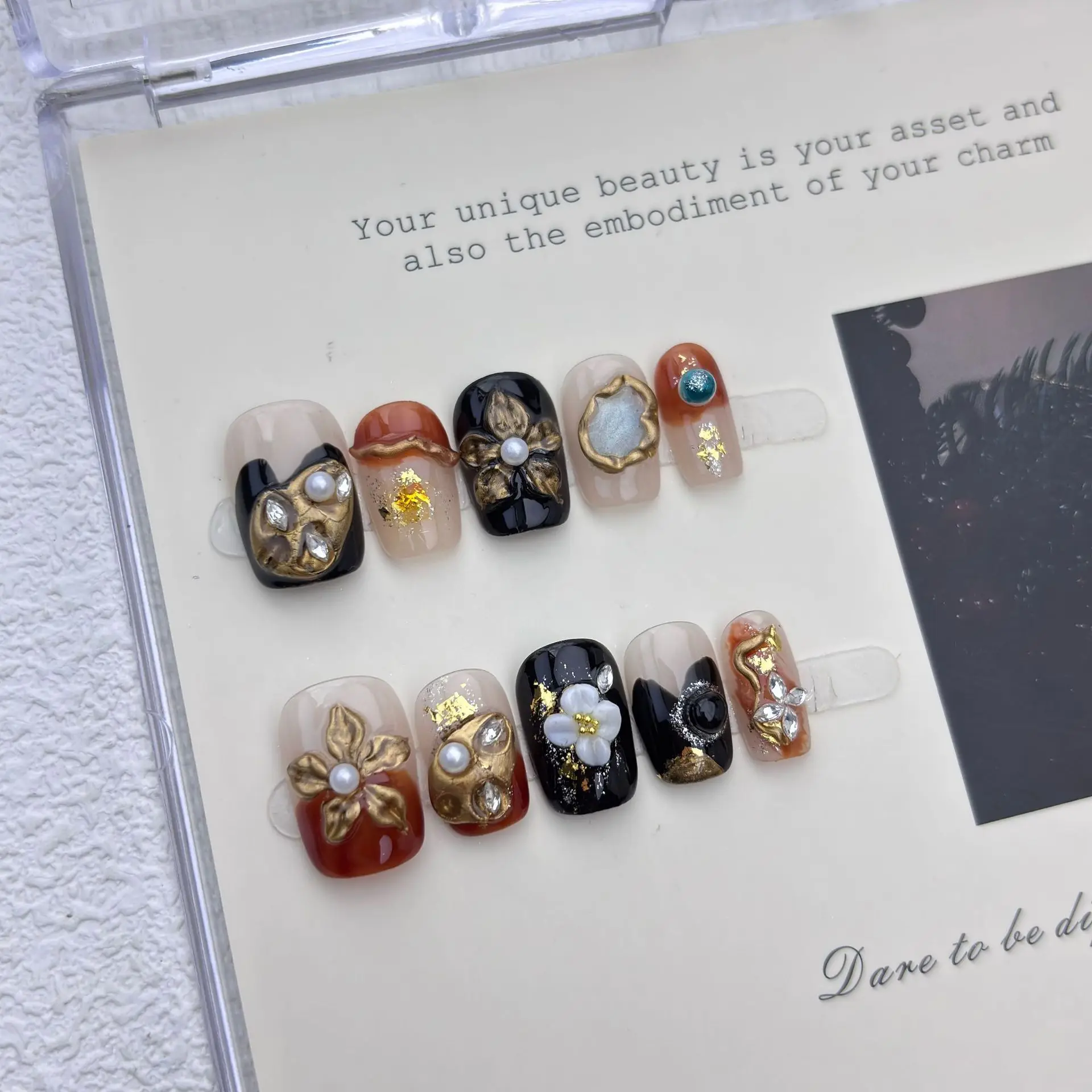 10枚入り アンバーキャットアイ プレスオンネイル ゴールドグリッター フェイクネイル ヴィンテージ 秋冬 ショートスクエア つけ爪 ブラウングラデーションネイル