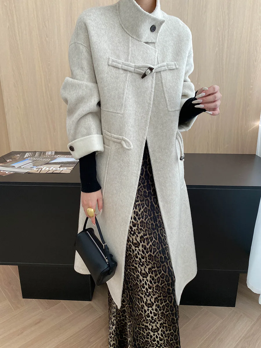 معطف صوف على الوجهين مزدوج الصدر مع طية صدر مدببة وأزرار قرن بلونين كتلة ألوان للرجال معطف كلاسيكي مصمم حسب الطلب