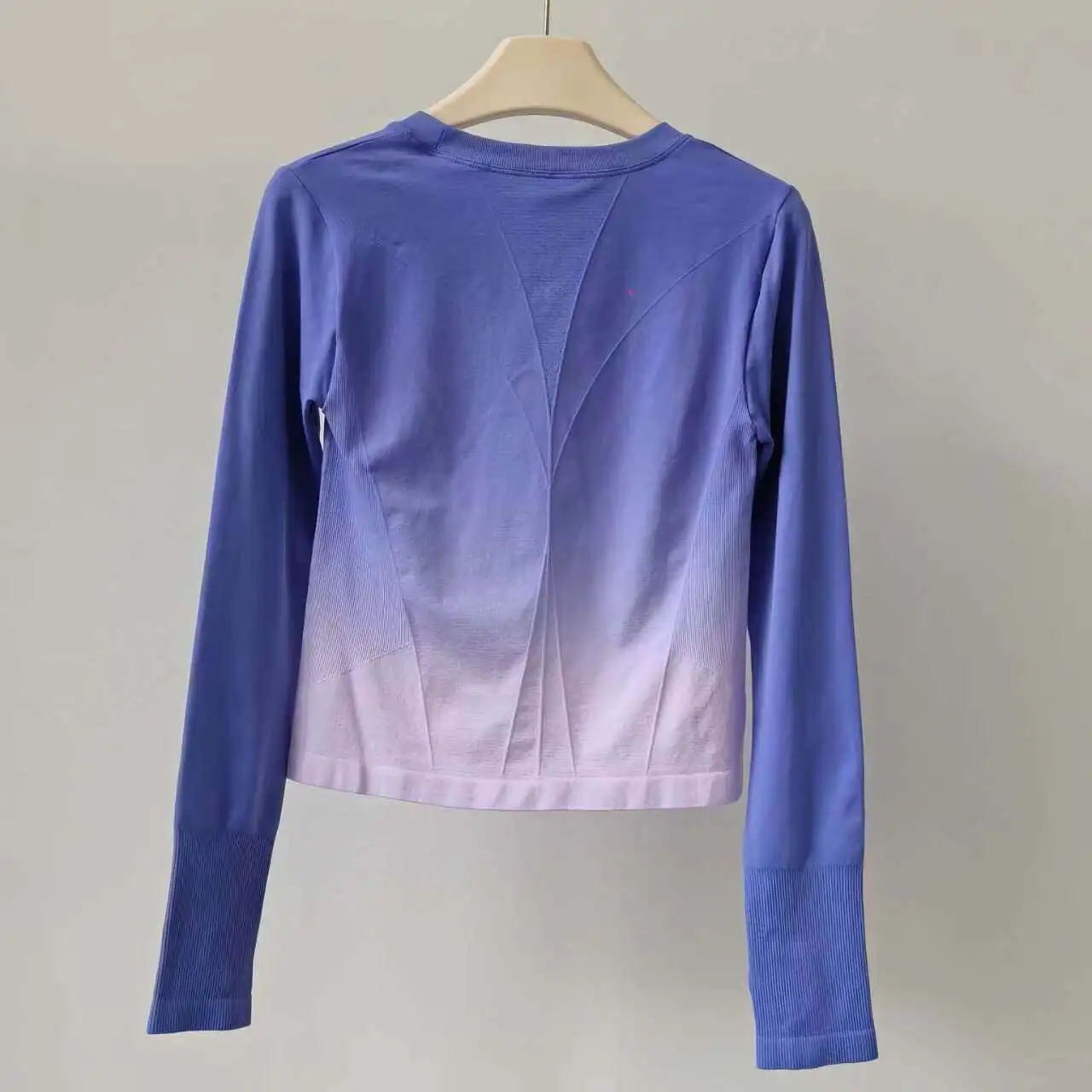 Damen-Yoga-Sportshirt mit Farbverlauf, leicht, atmungsaktiv, schnelltrocknend, langärmelig, schweißabsorbierendes Fitness-Oberteil – Detail 3