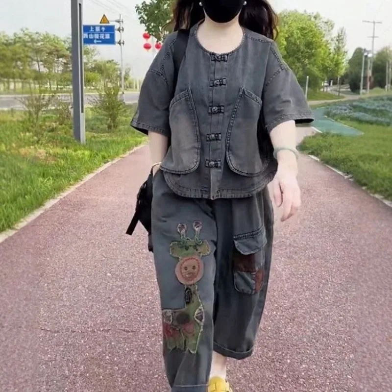 

Женский костюм-двойка, лето 2023, новинка, мягкий джинсовый тонкий топ на пуговицах с короткими рукавами и нашивкой, женские брюки с девятью точками