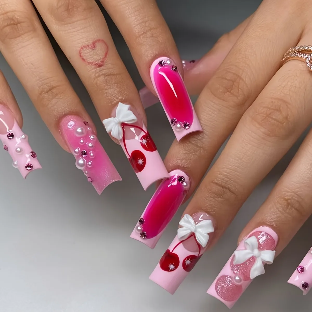 Рисунок 5 - розовые французские накладные ногти средней длины