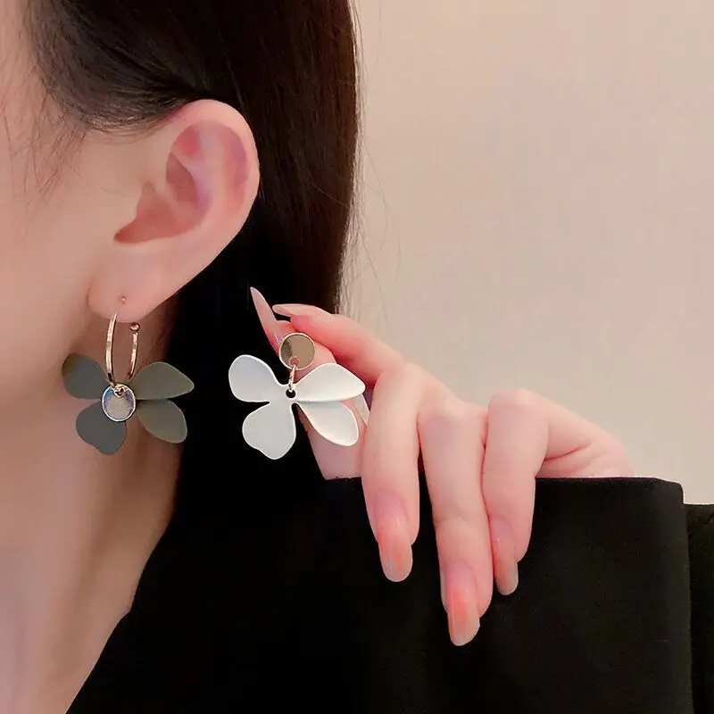 Fashion Simple Asymmetrical Flower Round Earrings For Women Designed Creative Blue and White Petal Earrings Personality Jewelry