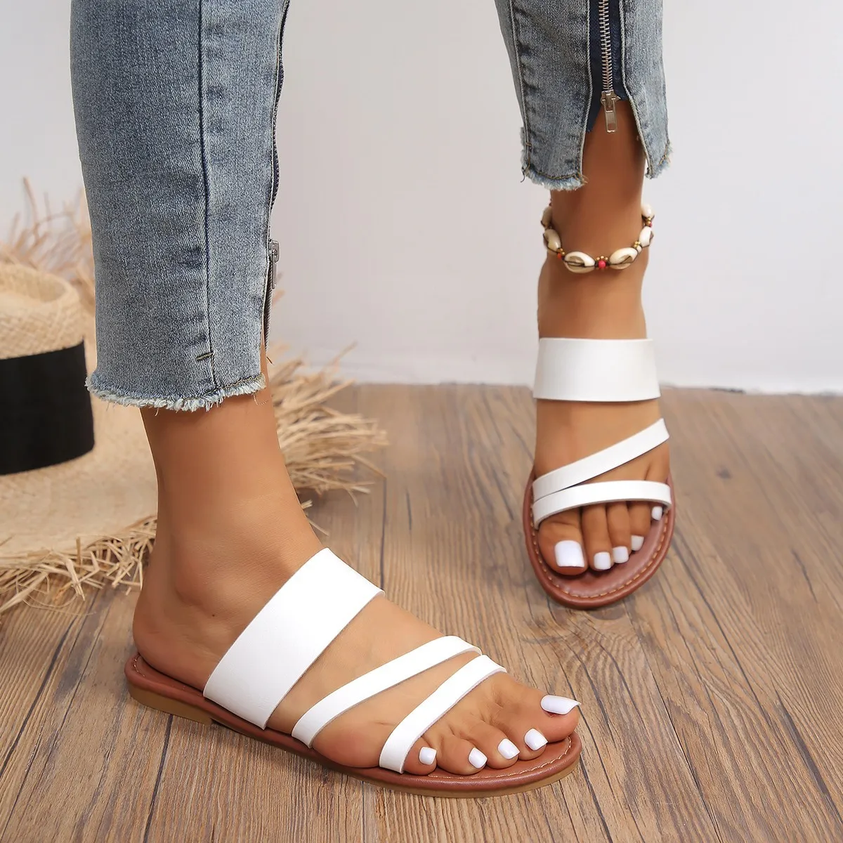 

2023Woman Summer Flat Sandals Plus Size Round Buckle Solid Flats Female Casual Slippers Ladies Women Fashion Beach Shoes