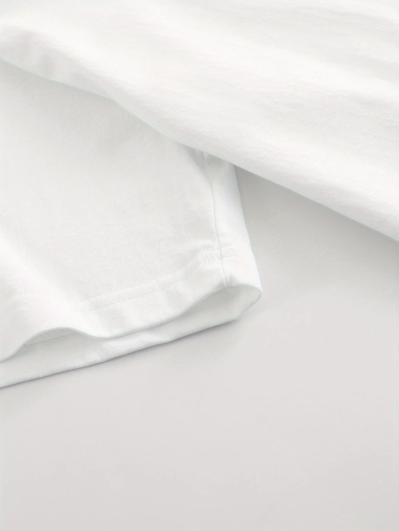 Moda carta dos desenhos animados impressão feminina em torno do pescoço camiseta design simples confortável e respirável adequado para lazer diário