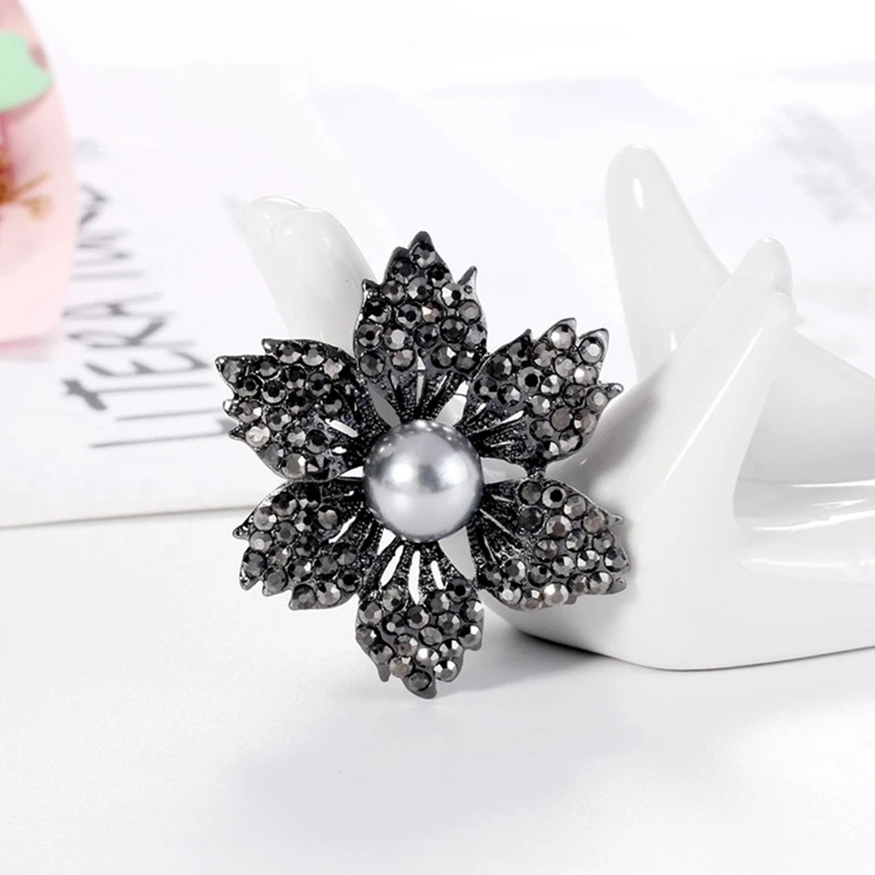 New Fashion Pearl Round Flower Brooch Accessories Fashion Ladies Jewelry Scarf Buckle Alloy Pearl Brooch