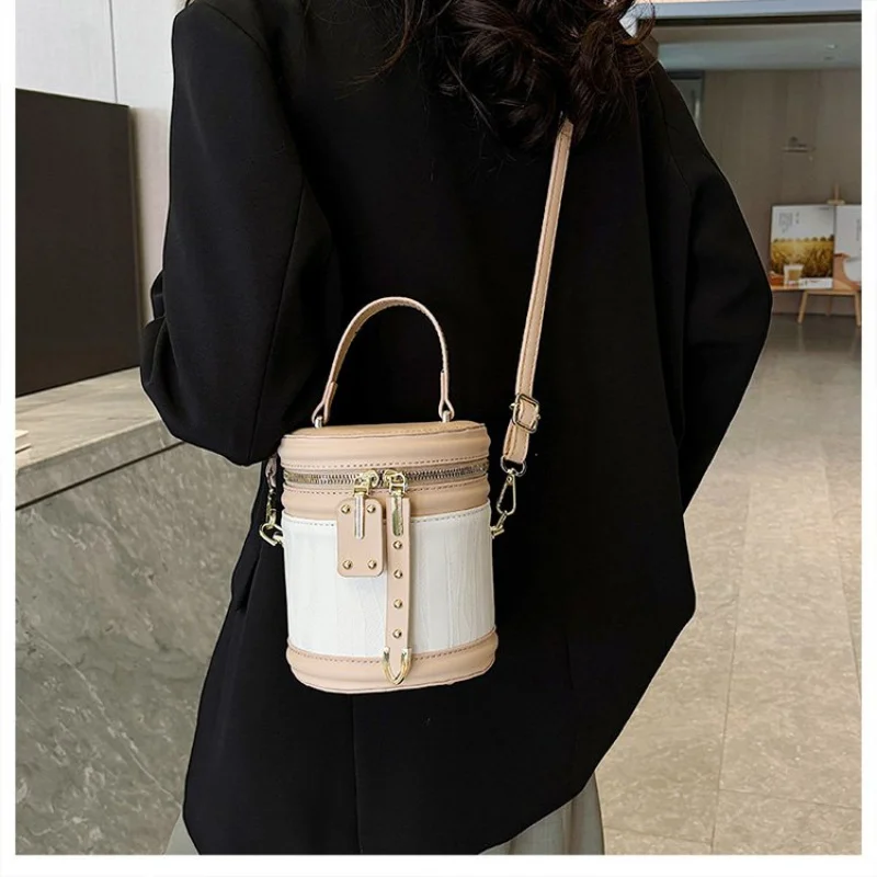 

Elegant Women Shoulder Bag In Saffiano Leather With Scratch Resistant Texture And Sophisticated Look