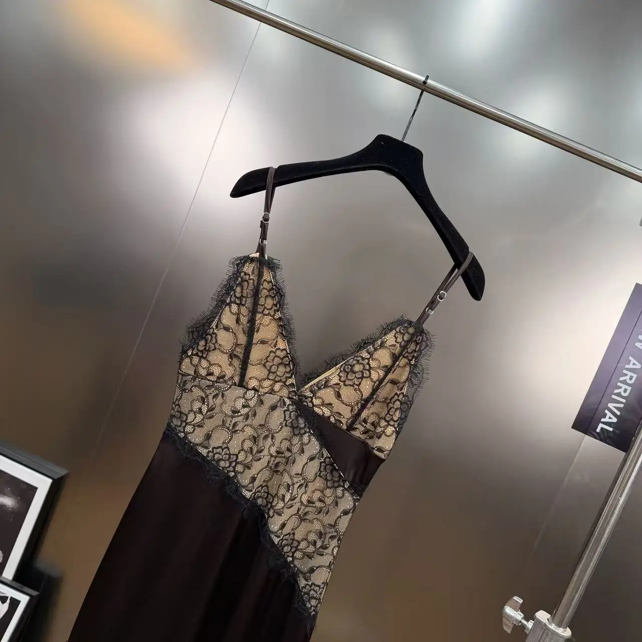 2026 Primavera Verano francés romántico encaje Patchwork cuello pico Sexy estilo elegante camisola vestido mujeres de gama alta vestido de tirantes de satén