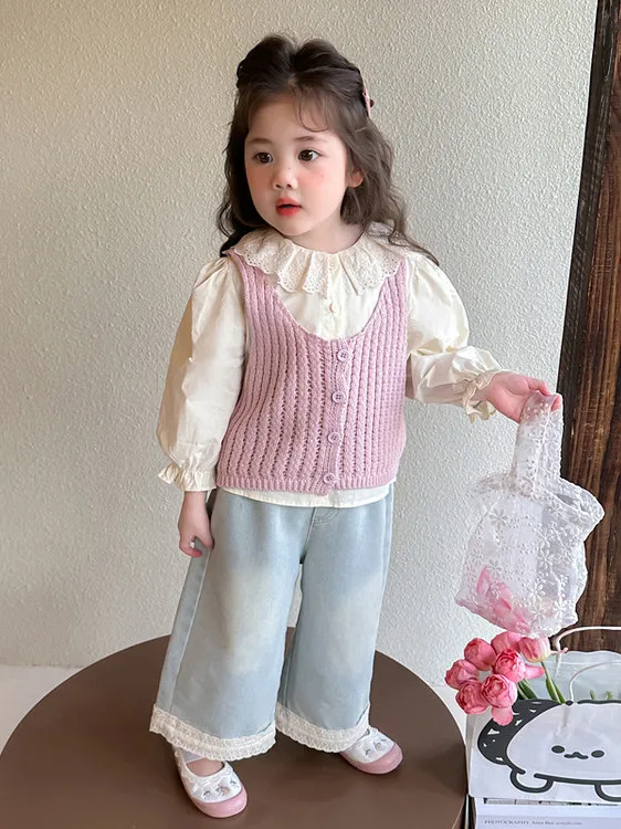 

Весенняя новинка: Модный комплект для девочек из двух предметов – свободная вязаная футболка с рюшами по низу и широкие брюки на пуговицах. Повседневный стиль.