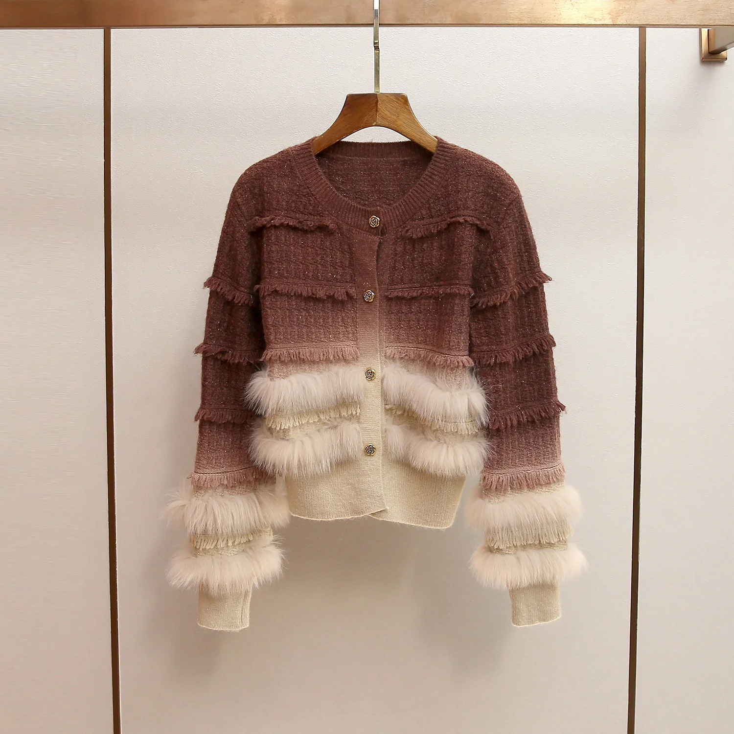 

Элитный женский вязаный свитер с одной пуговицей, длинными рукавами с перьями, в стиле колор-блок, осенне-зимняя новинка, полиэстер