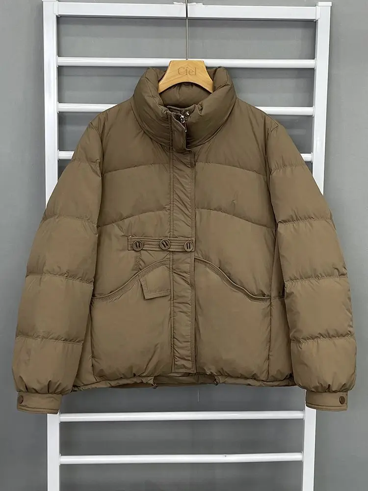 منتفخ كوري صغير 2025: ياقة واقفة وتصميم ثلاثي الأزرار. كبيرة الحجم وخفيفة الوزن ومملوءة ببطة بيضاء أسفل. #2