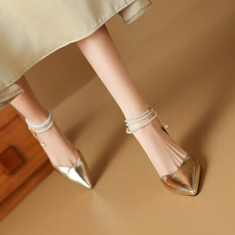 

Остроносые туфли с украшением в виде цепочки из жемчуга, модные и удобные