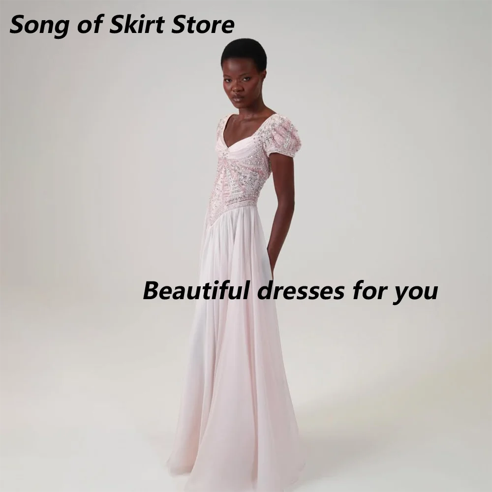 Luxuriöses rosa Abendkleid mit individuellen Perlenstickereien, Kristallen, herzförmigem Ausschnitt, kurzen Ärmeln, Falten aus Chiffon, A-Linie, formelle Partykleider