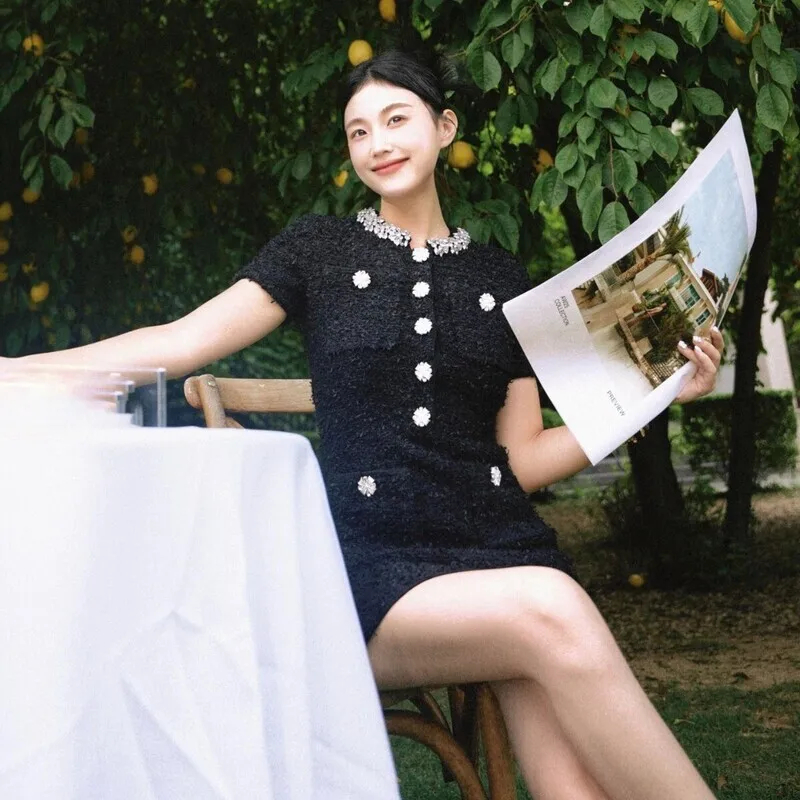 CHUJIE Herbst/Winter 2025, französisches Luxuskleid, Kristall-Rundhals-Strickkleid, kurzärmeliges, schmal geschnittenes, figurbetontes Kleid