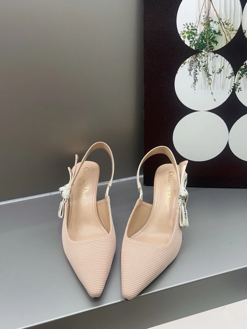 صندل أنيق بكعب رفيع ومقدمة مدببة مع تطريز على شكل فراشة وعقدة، تصميم جديد لعام 2025 بكعب منخفض وتصميم حروف بأسلوب عطري خفيف #1