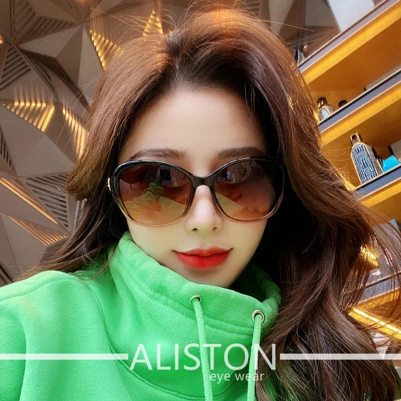 نظارات شمسية جديدة للنساء نظارات شمسية باللون الأحمر الصافي Tiktok INS مع حماية كلاسيكية من الأشعة فوق البنفسجية