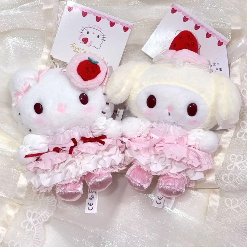 دمية محشوة على شكل كعكة الفراولة من سانريو، قلادة على شكل هيلو كيتي بفراولة بيضاء، ألعاب حيوانات محشوة للتعليق