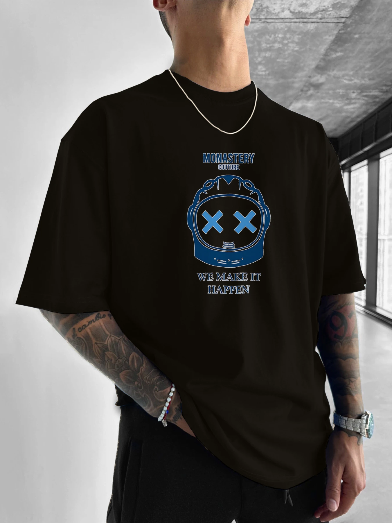 تي شيرت مطبوع عليه خوذة رائد الفضاء من Monastery Couture بتصميم عصري يظهر النمط الشخصي #1