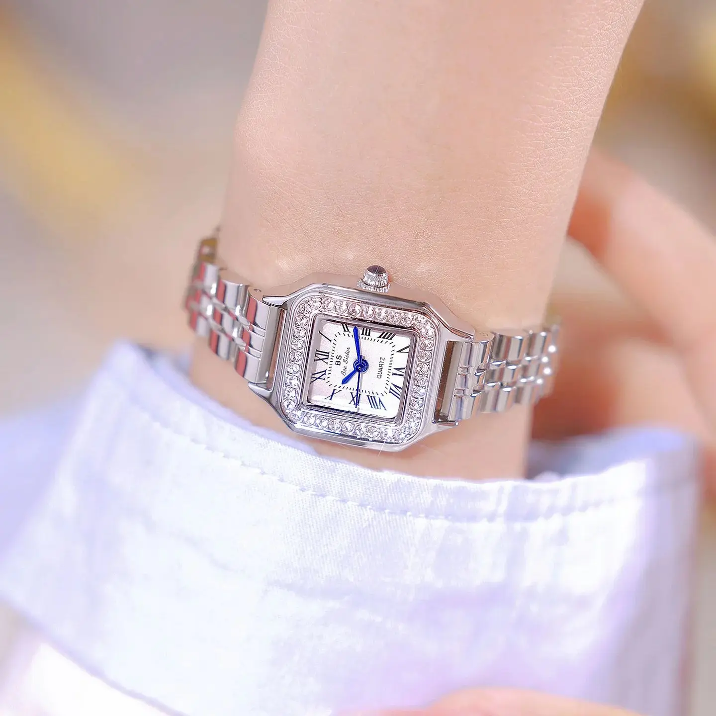 ساعة نسائية مربعة فاخرة أنيقة بمينا ماسي وحزام من الفولاذ المقاوم للصدأ كوارتز ساعة يد فضية عالية الجودة للسيدات