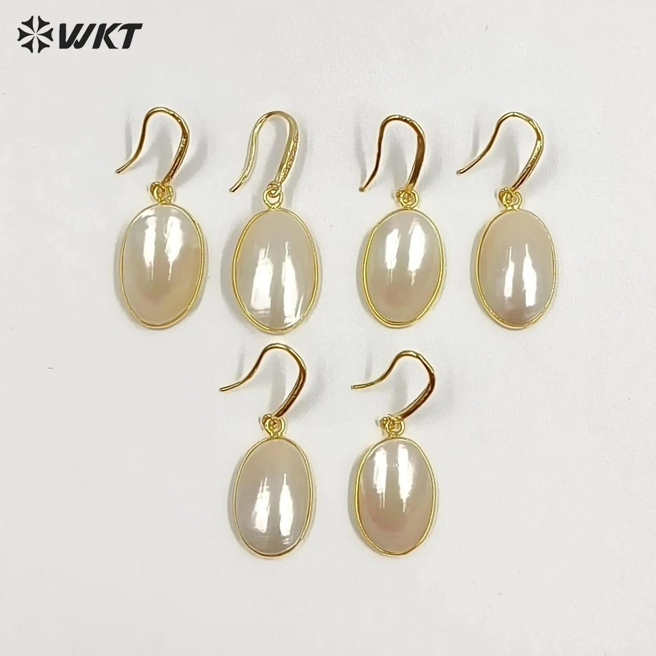 

WT-MPE183 Elegant And Classic Style With Natural Mabe Shell Oval Shape Charms Mid-Length Hook Earrings Decorated