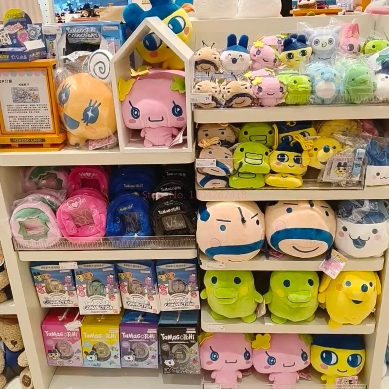 ตุ๊กตา Tamagotchi Mametchi Furawatchi ของ Bandai พร้อมเคสหูฟัง ของเล่นตุ๊กตาขนนุ่ม กระเป๋าเก็บของเล็กๆ ของตกแต่ง ของเล่นเซอร์ไพรส์ ของขวัญ