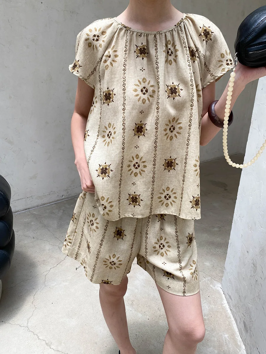 Sommerliches Damen-Set im Retro-Stil mit bedrucktem Rundhals-Kurzarmshirt und lässigen Shorts – Detail 4