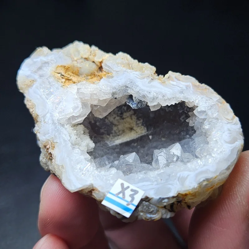 حوض كنز كريستال عقيق ريش مدغشقر طبيعي عالي الجودة مع قطعة تزيين مفتوحة مبتسمة