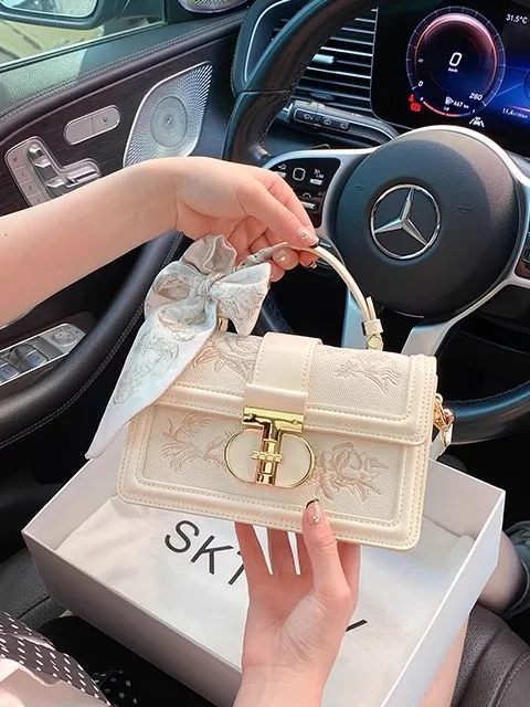 

New Chinese and Luxury Makeup Bag with Charming Decoration and Scarves Women's Popular Versatile Handheld Crossbody Bag