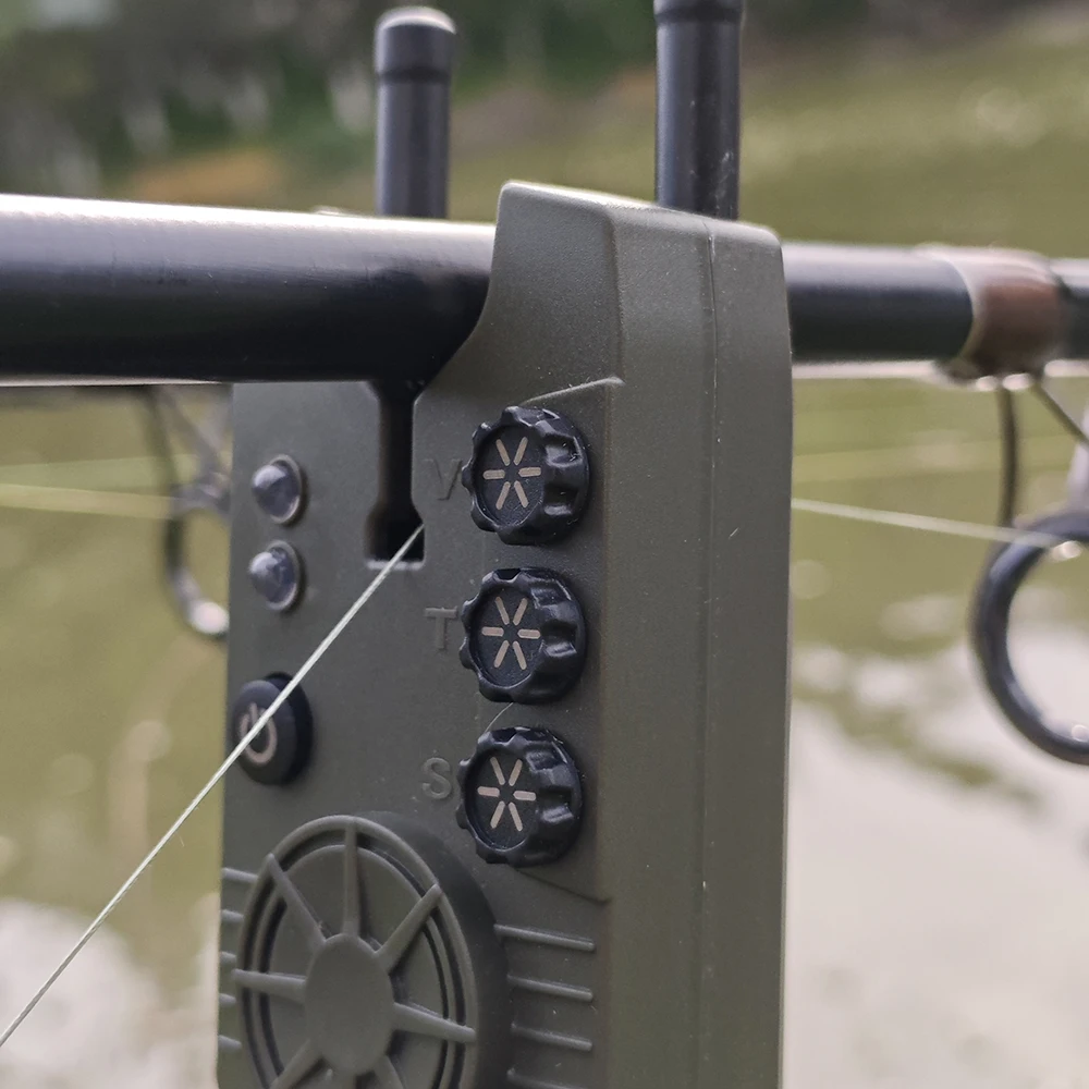 Hirisi F20-4 Drahtloser Karpfen-Bissalarm 1+4 Empfänger-Set 300M Reichweite Snag Ear Lautsprecher Armeegrün Einstellbare Lautstärke und Ton – Detail 3