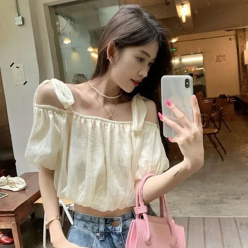 Słodka koszula na jedno ramię z czystym i niszowym designem