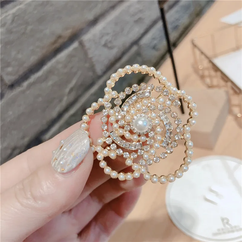 

Fashion Exquisite Brooch Rose Flower Daisy Bee Pin Pearls Rhinestone Buckle Badge Corsage Jewelry for Women Accessories
