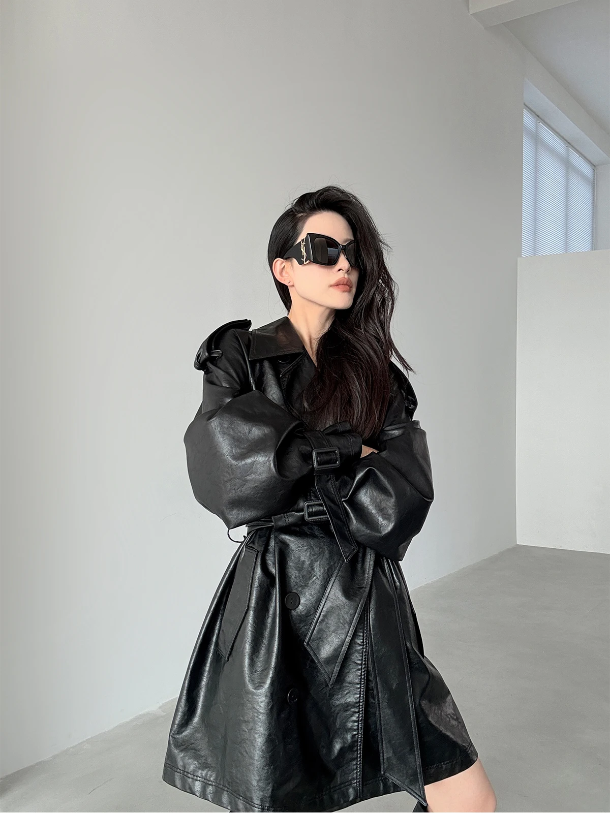 เสื้อแจ็คเก็ตหนังสีดำ เสื้อโค้ทยาวสำหรับผู้หญิง แบบลำลอง กระดุมสองแถว หนัง PU แฟชั่นฤดูใบไม้ผลิและฤดูใบไม้ร่วง คุณภาพสูง PAPERLLL