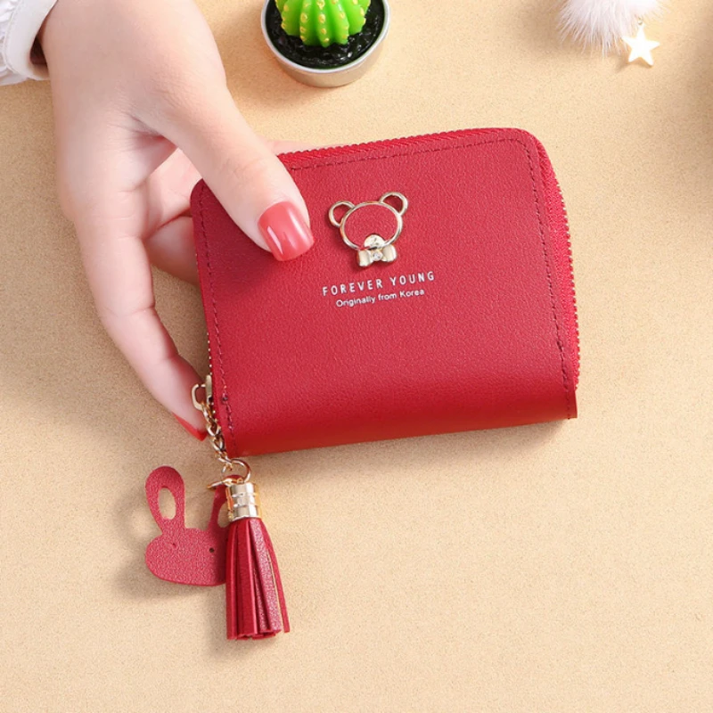 Dompet Mini Beruang Lucu – Dompet Koin Pendek Wanita dengan Slot Kartu – Kopling Pengait Fashion untuk Penggunaan Sehari-hari